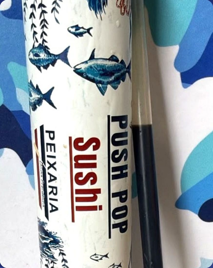 Tubo do Push Pop Sushi com a ilustração de peixes da marca